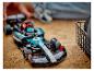 Detailný záber čierneho a tyrkysového pretekárskeho auta Formuly 1 LEGO na korkovom podklade.