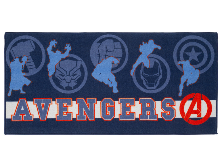 Modrý koberec s postavami Avengers, vrátane Captain America, Iron Mana a Thora.