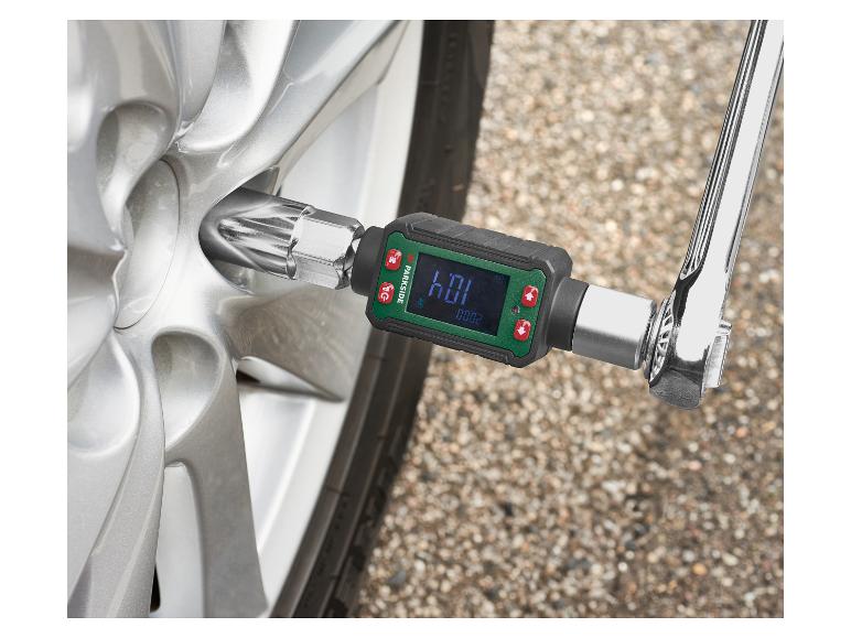 Digitálny momentový kľúč Parkside merajúci krútiaci moment na matici kolesa auta.