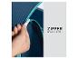Ruka zapínajúca zips na modrej látke, s nápisom „ZIPPER FOR EASY ENTRY“.