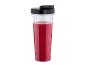 Mixovacia nádoba s červeným smoothie a čiernym vrchnákom.