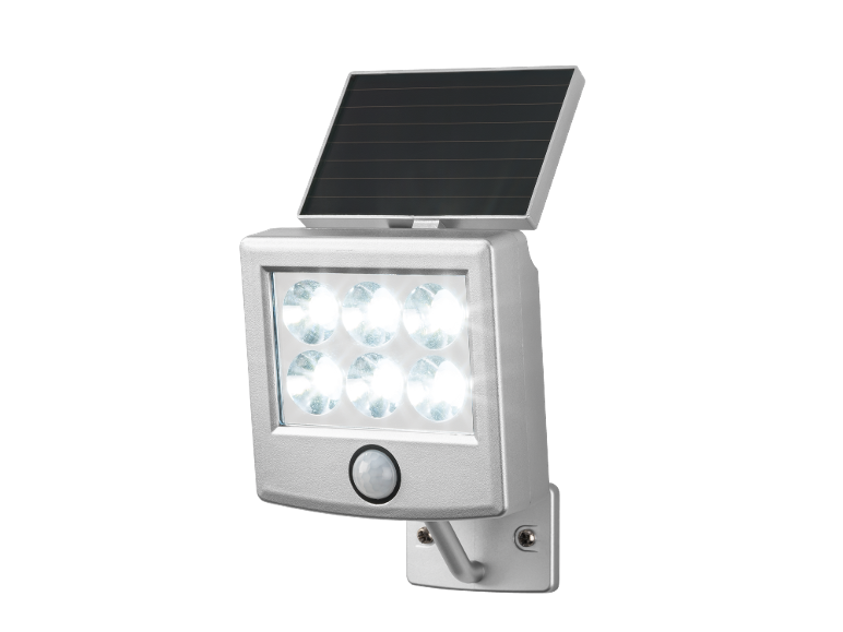 Strieborná solárna LED lampa s pohybovým senzorom, namontovaná na stene.