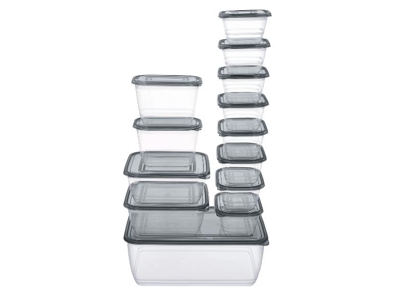 Stohovateľné priehľadné úložné nádoby so sivými viečkami v rôznych veľkostiach.
