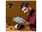 Muž drží v rukách LEGO Star Wars Millennium Falcon.