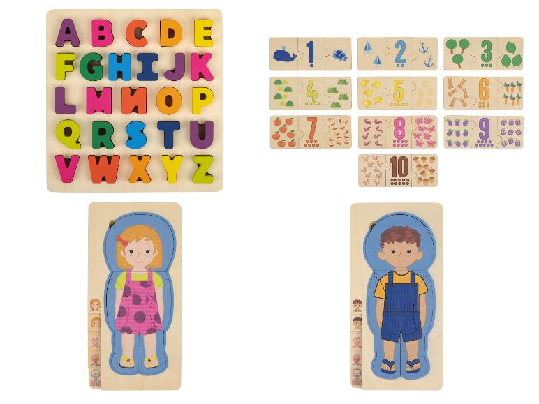 Drevené puzzle s písmenami abecedy, číslami a detskými figúrkami.