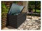 Tmavosivý vonkajší úložný box s otvoreným vekom, plný záhradného náradia, na terase.