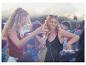 Hudobný festival: mladé ženy tancujú, boho štýl.