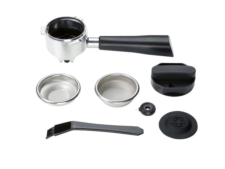 Príslušenstvo k espresso kávovaru, vrátane portafiltra, filtračných košov, čistiacej kefky a ďalších nástrojov.