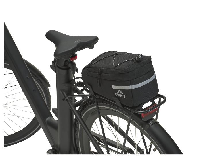 Čierna taška na nosič Crivit na čiernom elektrickom bicykli.
