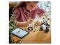 Dievča stavia LEGO pandy s digitálnymi inštrukciami na tablete.