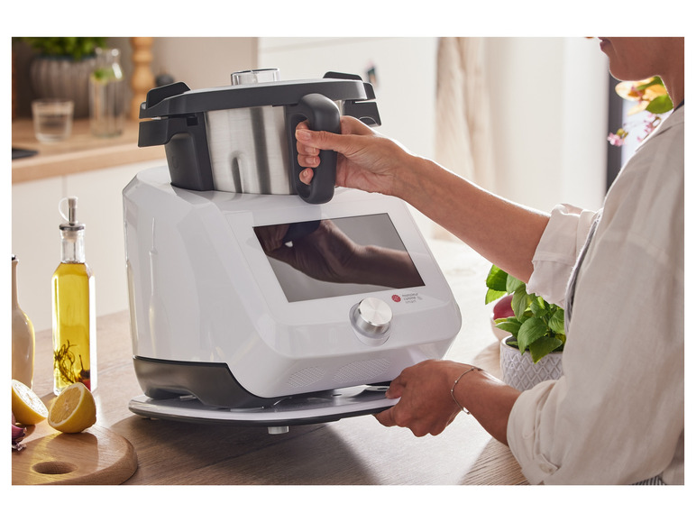 Žena používa multifunkčný hrniec Monsieur Cuisine Smart v kuchyni.