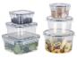 Priehľadné plastové nádoby na potraviny, naskladané na sebe.