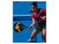 Žena hrá padel s raketou a loptičkou na modrom kurte.
