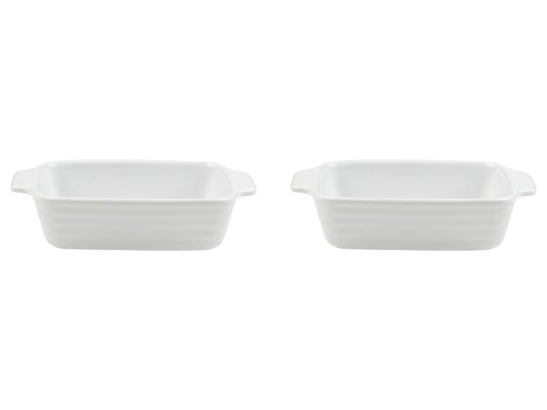 Dve biele zapekacie misky s rukoväťami.