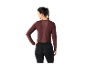 Žena má na sebe tmavočervený dlhý rukáv a čierne legíny.
