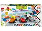 Súprava LEGO Duplo 10445 F1 Team Race Cars & Drivers, s pretekárskymi autami a príslušenstvom.