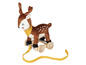 Plyšový jeleň na drevených kolieskach s žltým ťahaným lanom.