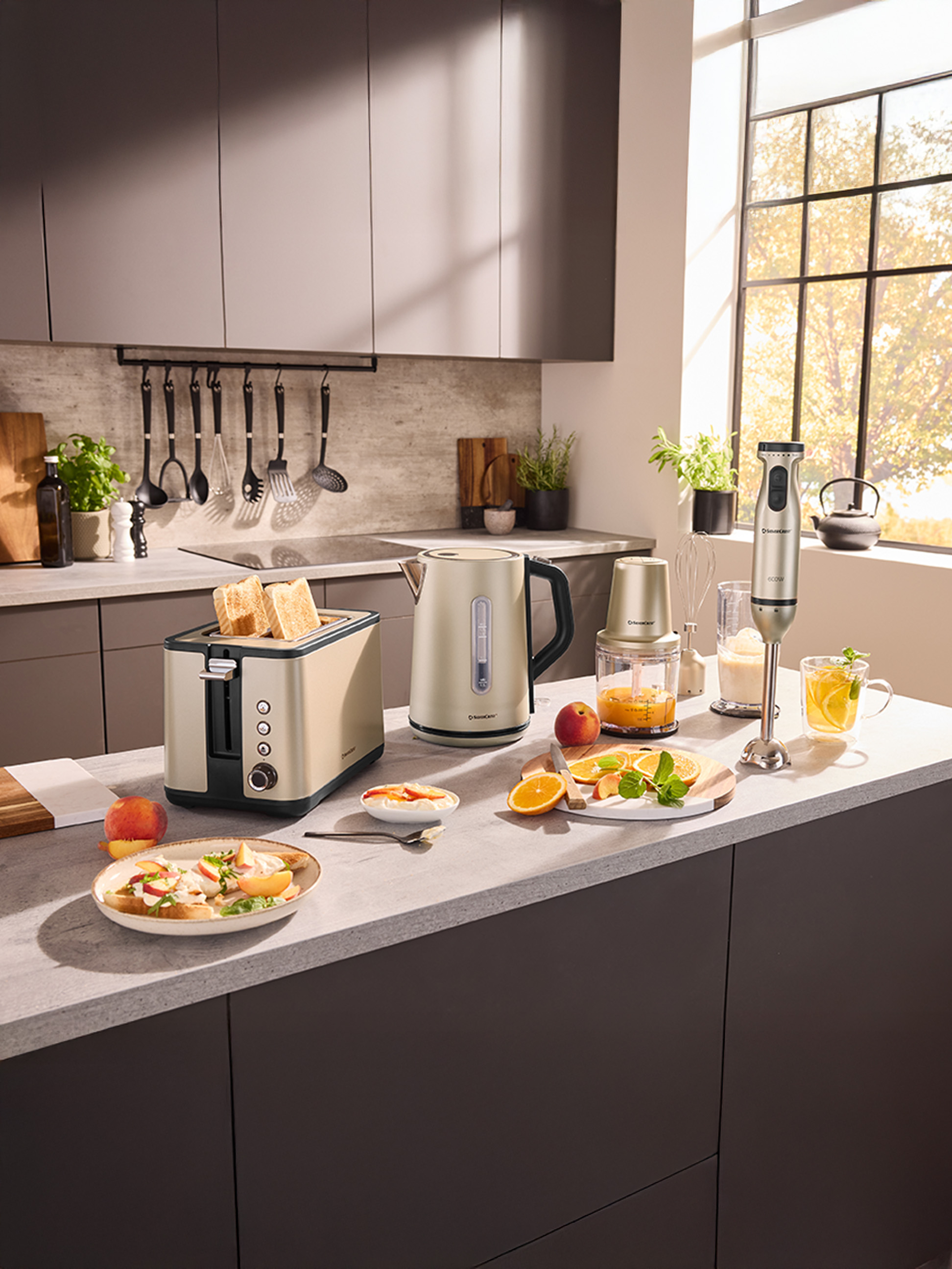 Kuchynské spotrebiče SilverCrest, vrátane hriankovača, rýchlovarnej kanvice a mixéra, na kuchynskej linke.