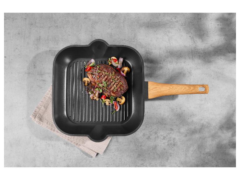 Steak so zeleninou na grilovacej panvici s drevenou rúčkou.