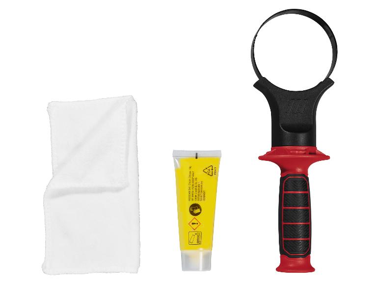 Súprava na údržbu vŕtačky s kľúčom na skľučovadlo, mazivom a čistiacou handričkou.