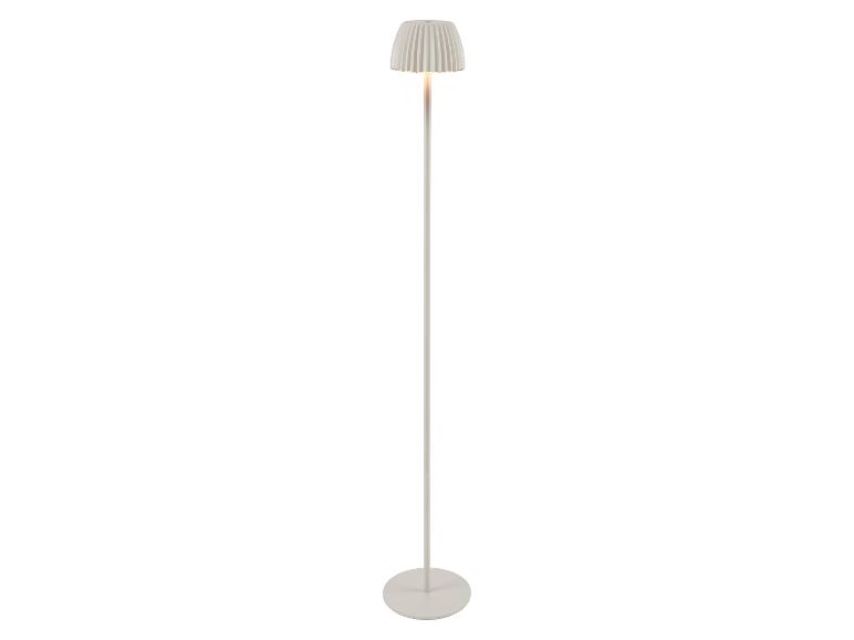 Biela stojaca lampa s plisovaným tienidlom a teplým svetlom