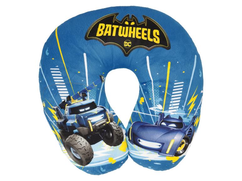 Modrý cestovný vankúš s motívmi áut a nápisom „BATWHEELS“.