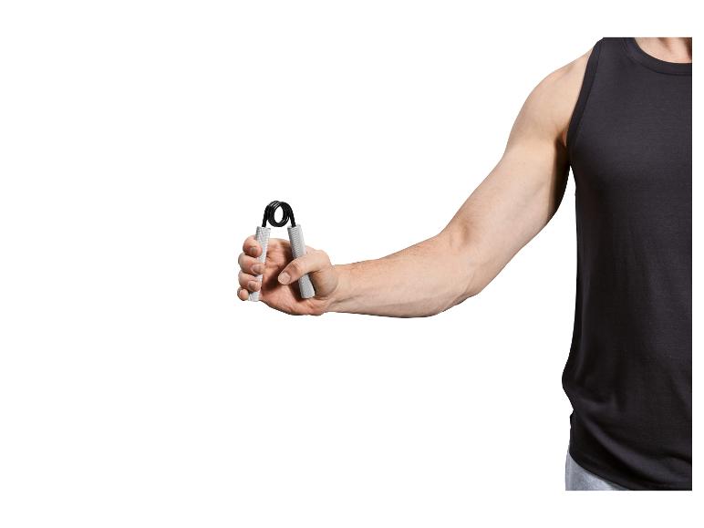 Muž v čiernom tielku drží posilňovač stisku ruky.