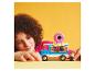 Dieťa sa hrá so súpravou LEGO Friends donutového food trucku.