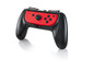 Červený ovládač Nintendo Switch Joy-Con s čiernymi rukoväťami.