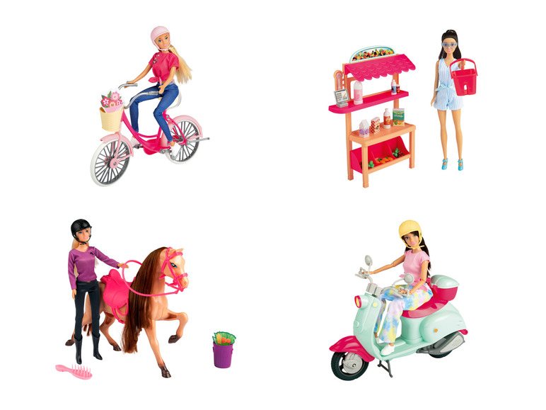 Bábiky s doplnkami vrátane bicykla, koňa, skútra a stánku na trhu.