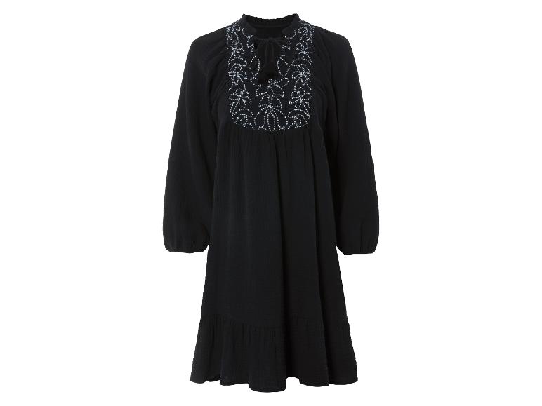 Dlhá čierna boho šaty s výšivkou a perlovými detailmi.