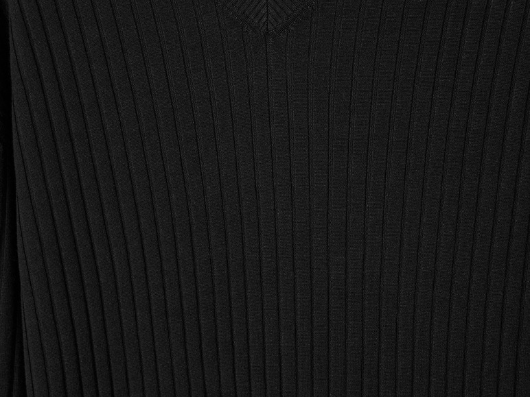 Detailný záber na čierny pruhovaný sveter.