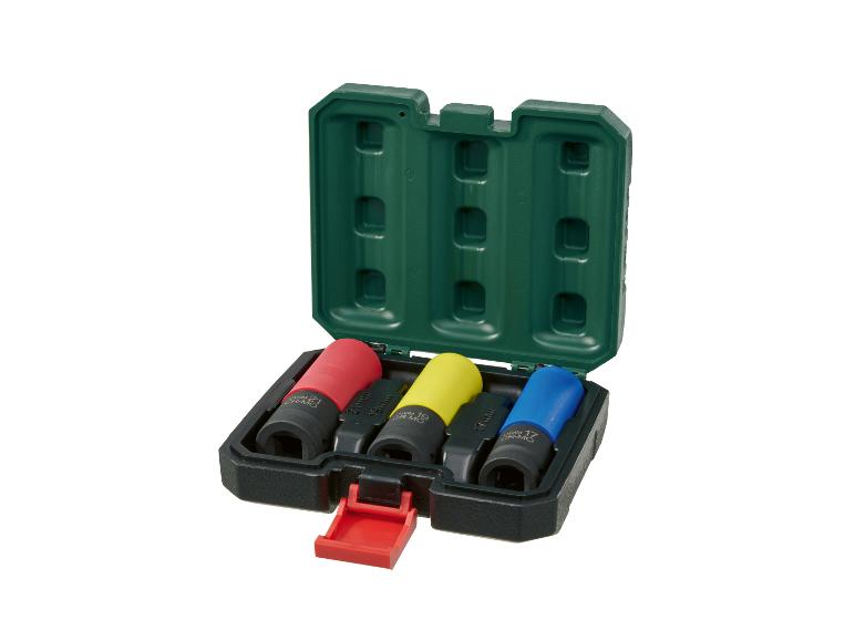 Sada farebných nástrčných kľúčov na kolesá v otvorenej zelenej krabici.