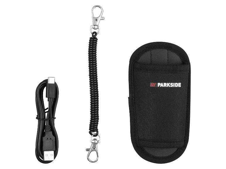 Čierne puzdro na náradie s logom, USB-C káblom a špirálovým káblom s karabínami.