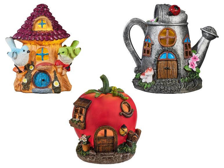 Tri rozmarné domčeky pre víly: pník stromu, krhla a paradajka.