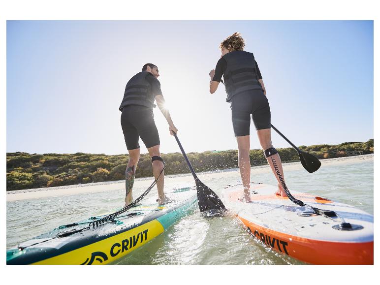 Dve osoby paddleboardujú na nafukovacích doskách Crivit.