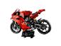 Červený motocykel Ducati Panigale V4 R, postavený z kociek Lego Technic, s displejovou tabuľkou.