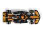 Pohľad zhora na model čierno-oranžového pretekárskeho auta Lego McLaren Formuly 1.