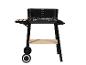 Čierny gril na kolieskach s drevenými poličkami.