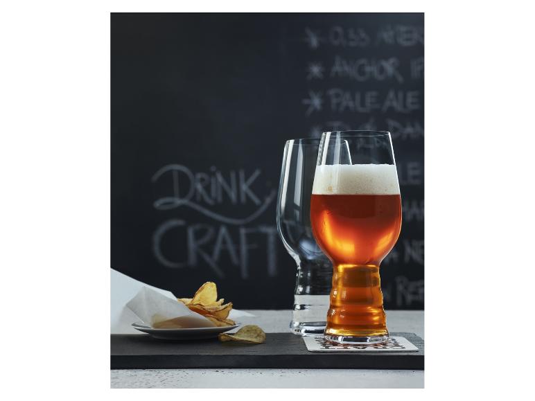 Remešľnícke pivo v pohároch, hranolky vedľa.