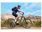 Muž ide na elektrobicykli Orbea v horskej krajine.