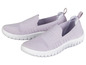 Dva páry svetlo fialových slip-on tenisiek s bielymi podrážkami.