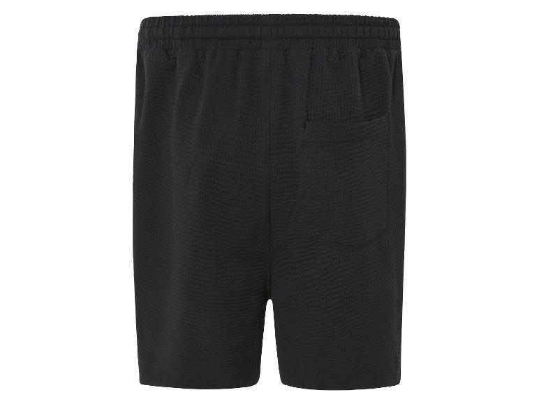 Čierne šortky so šnúrkou.