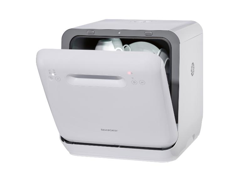 Otvorený kompaktný umývačka riadu SilverCrest s taniermi a hrnčekmi vo vnútri.