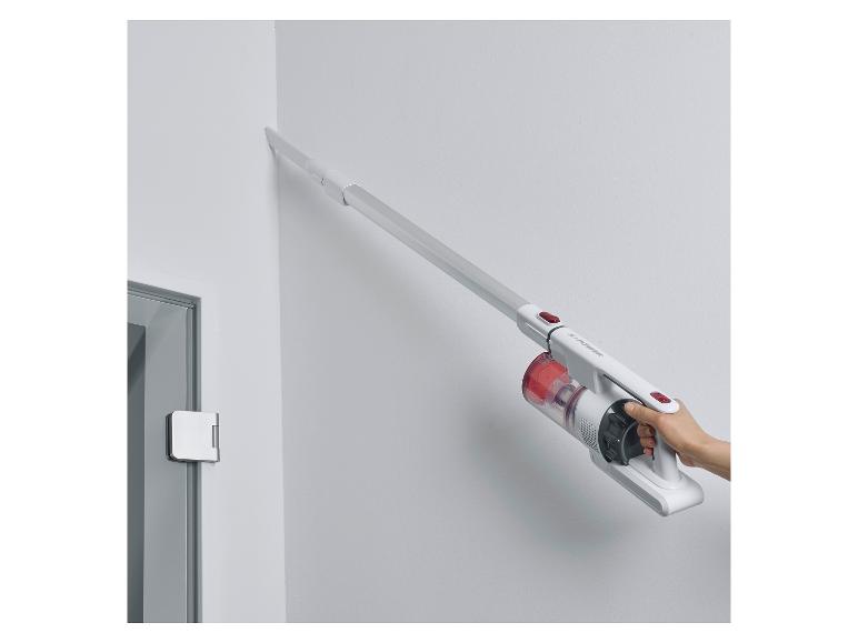 Biely ručný vysávač S-Power sa používa na čistenie rohu.
