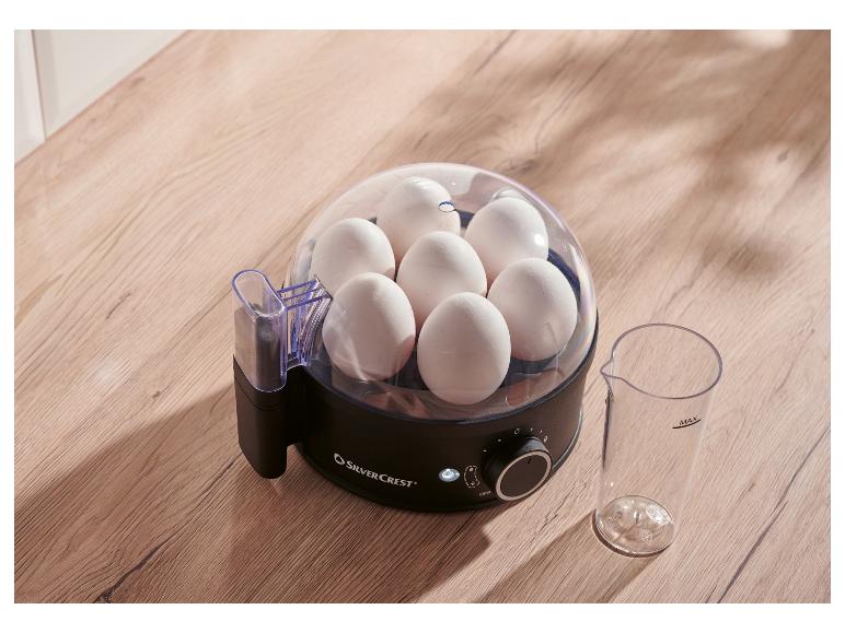 SilverCrest varič vajec so siedmimi vajcami a odmerkou na drevenom povrchu.