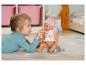 Dievča kŕmi bábiku Baby Born z fľaše.