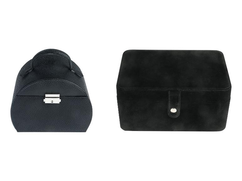 Dve čierne šperkovnice, jedna okrúhla s rukoväťou a jedna obdĺžniková so zámkom.