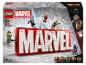Súprava LEGO Marvel loga s minifigúrkami Iron Mana, Thora, Black Widow, Hulka a Kapitána Ameriky.