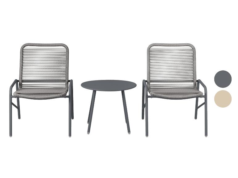 Vonkajší nábytkový set s dvoma sivými stoličkami a okrúhlym stolom.